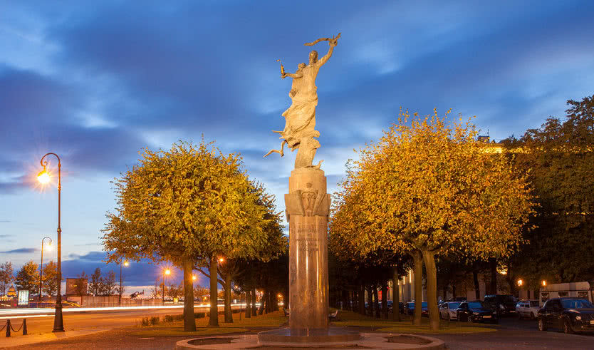 Памятник «В ознаменование 300-летия российского флота» – экскурсии и программы для детей от 1700 рублей