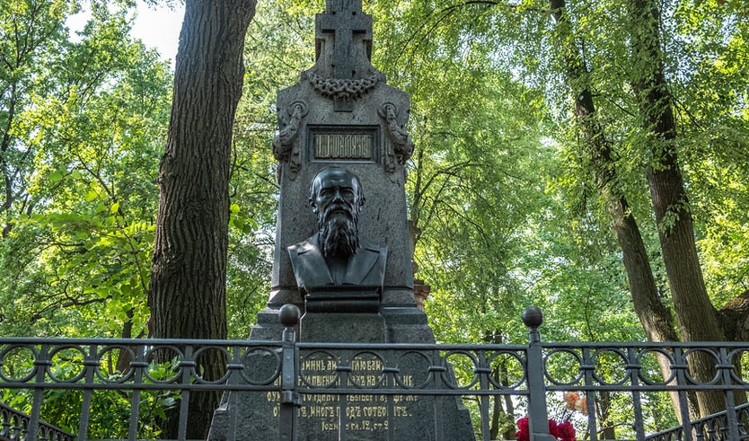 Надгробный памятник Фёдору Михайловичу Достоевскому – пешеходные экскурсии от 1000 рублей