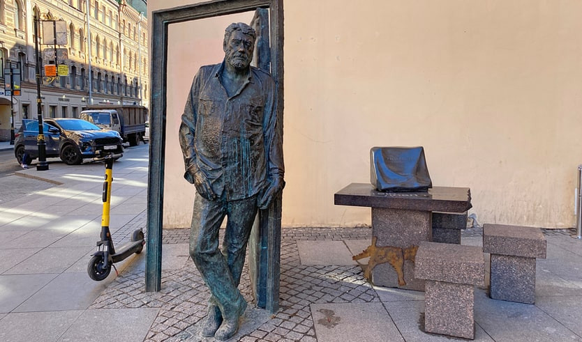 Памятник С. Д. Довлатову – пешеходные экскурсии от 1000 рублей