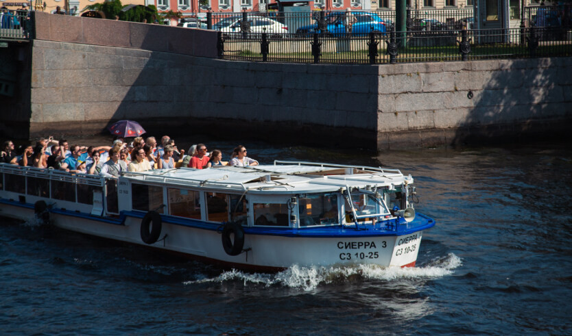 Туристы на теплоходе – водные экскурсии по рекам и каналам от 900 рублей