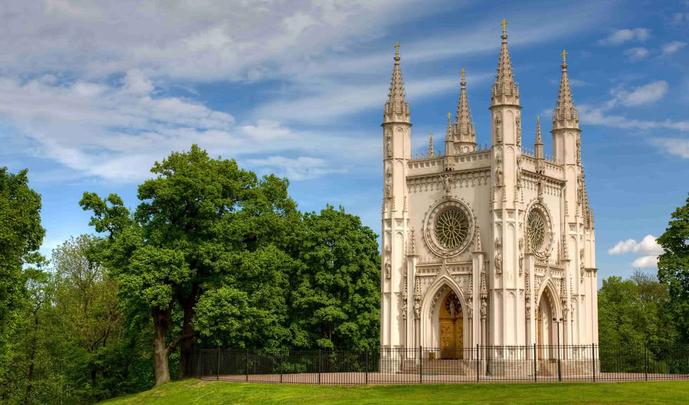 Готический павильон в парке 