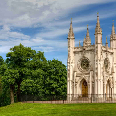 Готический павильон в парке 
