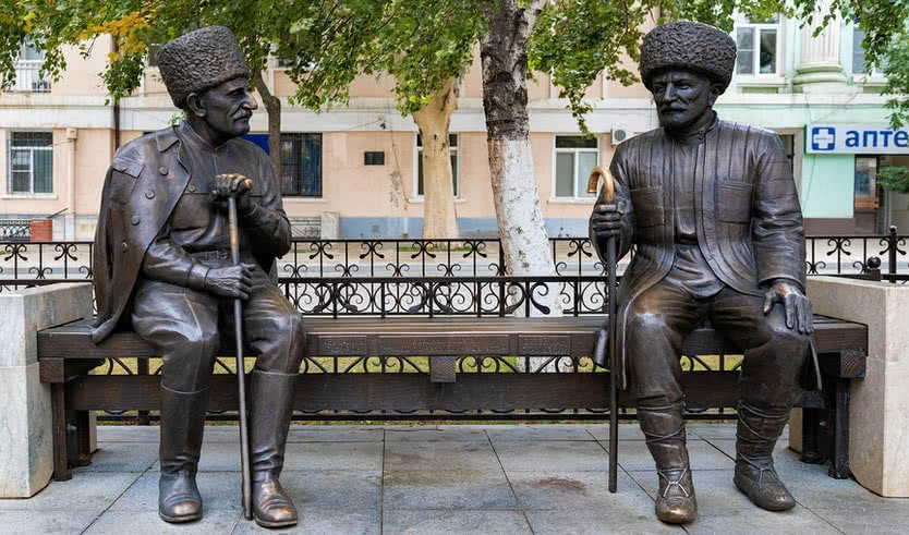 Памятник народным поэтам Дагестана Сулейману Стальскому и Абуталибу Гафурову в Махачкале – дагестан от 24300 рублей