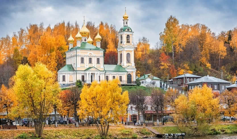 Плес. Воскресенская церковь с золотыми куполами – туры по Золотому кольцу от 25900 рублей 