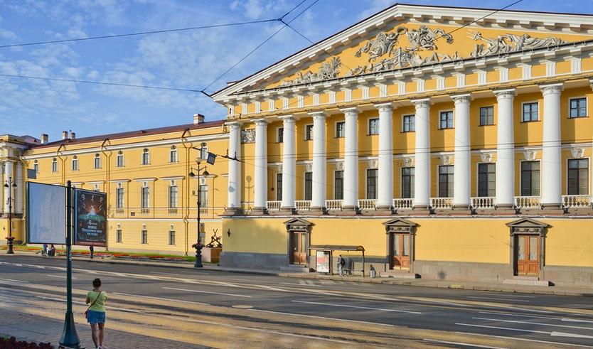 Здание Адмиралтейства со стороны дороги – сборные экскурсии для школьников в Санкт-Петербурге от 590 рублей