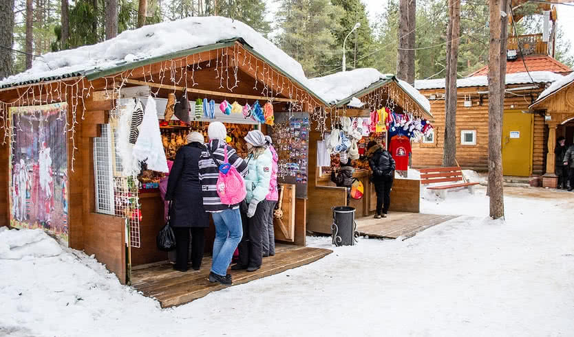 Туристы покупают сувениры – туры в Великий Устюг