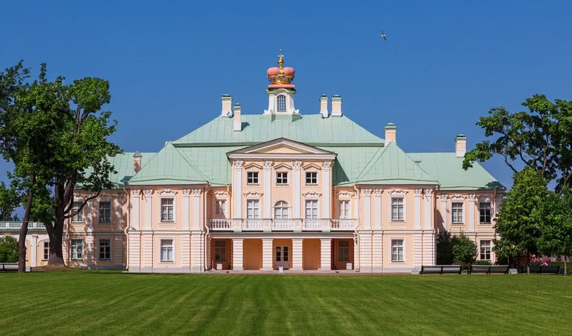 Вид со двора на Большой Меншиковский дворец – автобусные экскурсии от 2700 рублей