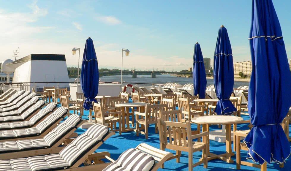Шезлонги на солнечной палубе