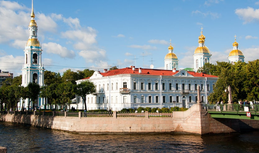 Вид с канала Грибоедова на Никольский Морской собор – водные экскурсии по рекам и каналам от 800 рублей