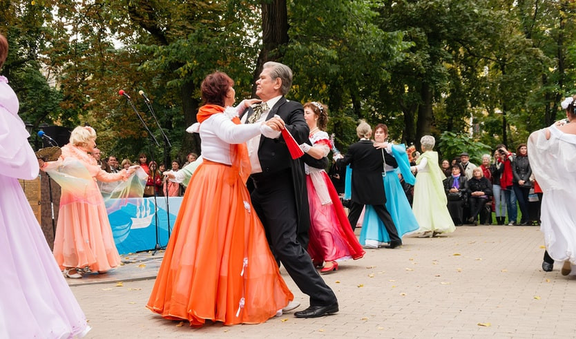 Пожилые пары в бальных костюмах – интерьерные экскурсии от 1300 рублей