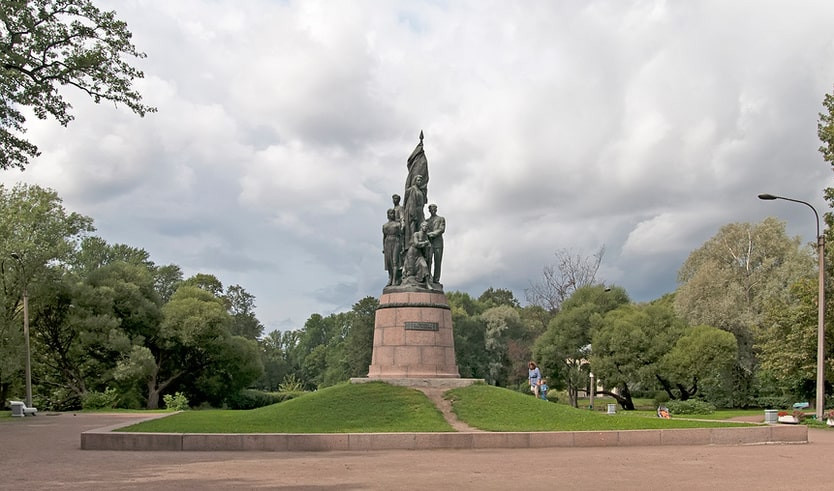 Памятник героям Краснодона – пешеходные экскурсии от 1100 рублей