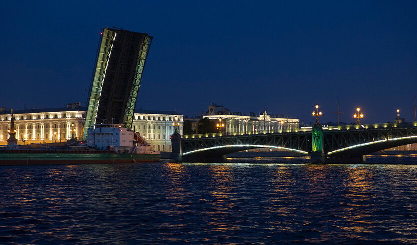Развод Троицкого моста в Санкт-Петербурге – водные экскурсии по рекам и каналам