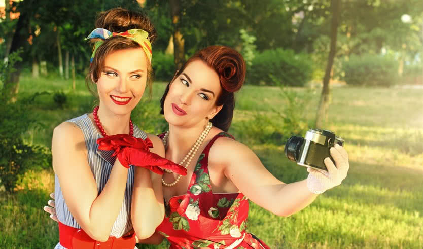 Две девушки в стиле пин-ап фотографируются на пикнике – юбилеи и Дни рождения от 10335 рублей