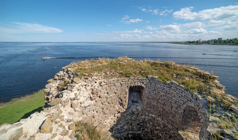 Разрушенная Флажная башня и катера на Ладожском озере. Крепости «Орешек» в истоке Невы – выпускные вечера для 4 класса от 3200 рублей