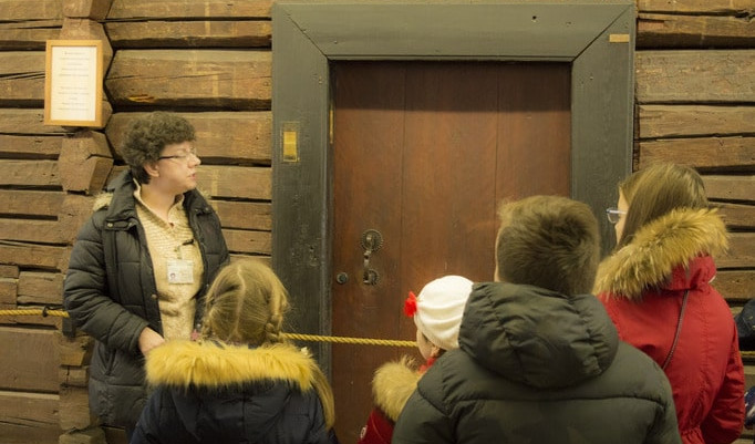 Дети слушают гида – сборные экскурсии для школьников в Санкт-Петербурге