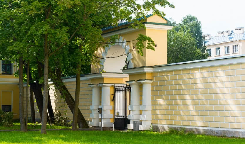 Ворота во двор – интерьерные экскурсии от 1750 рублей