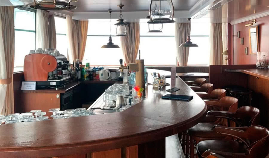 Малый бар на средней палубе