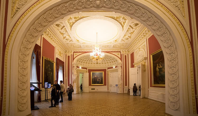 Интерьер Михайловского замка – экскурсии и программы для детей от 1800 рублей