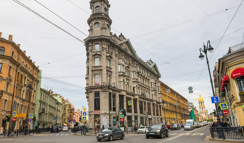 По дворам и парадным Петербурга – пешеходные экскурсии от 1050 рублей