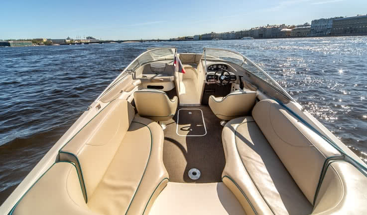 Интерьер катера – аренда катера в СПб от 9500 рублей