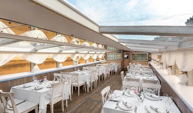 Нижняя палуба – аренда теплохода в СПб от 9000 рублей