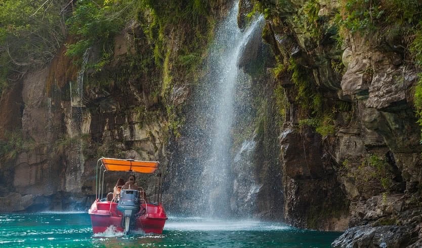 Вид с катера на «плачущие» водопады в Сулакском каньоне – дагестан от 28800 рублей