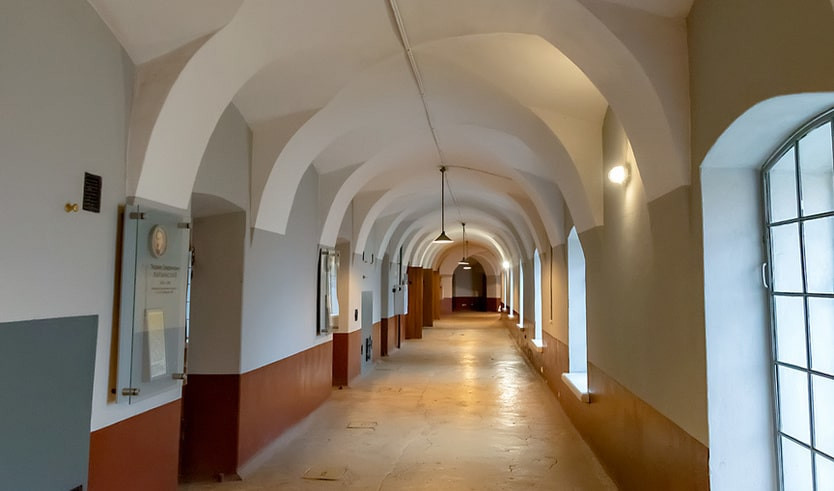 Коридор тюрьмы Трубецкого бастиона – сборные туры в Санкт-Петербург от 16320 рублей