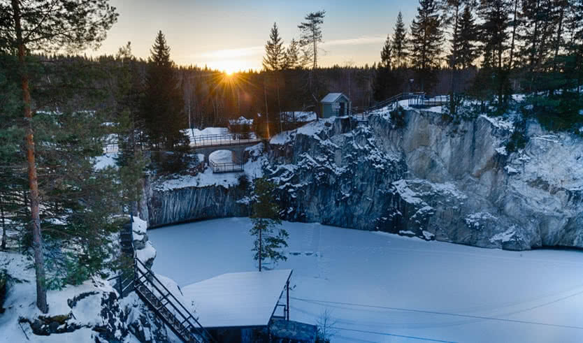 Премиум-тур «Новогодняя Рускеала» в доме на воде – новогодние туры в Карелию от 106400 рублей