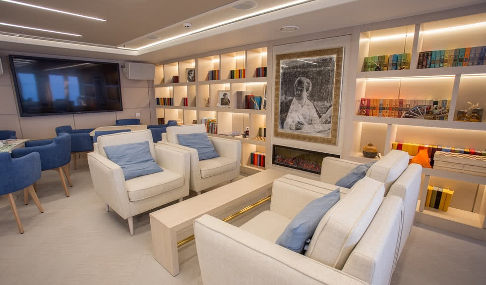 Винная лаунж-библиотека