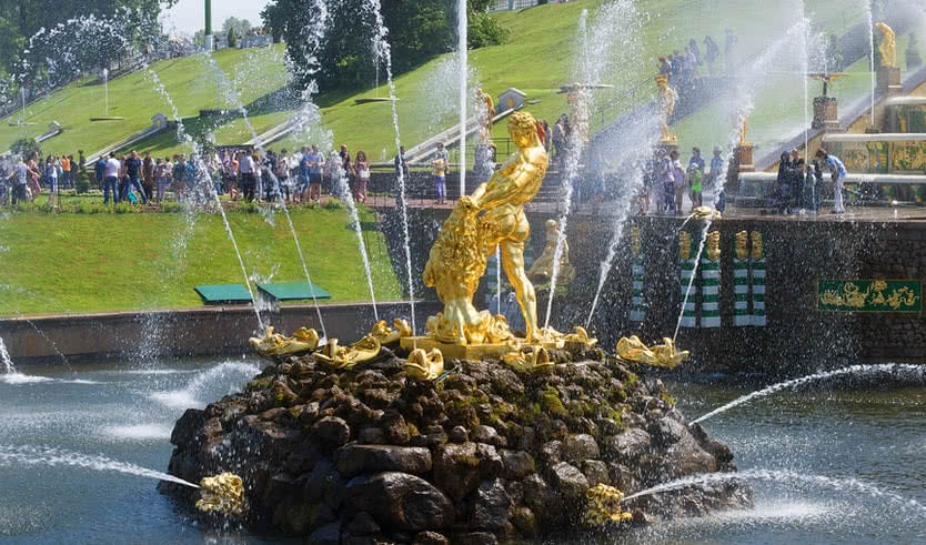 Фонтан «Самсон, разрывающий пасть льва» – индивидуальные (VIP) экскурсии и туры в Санкт-Петербурге от 14000 рублей