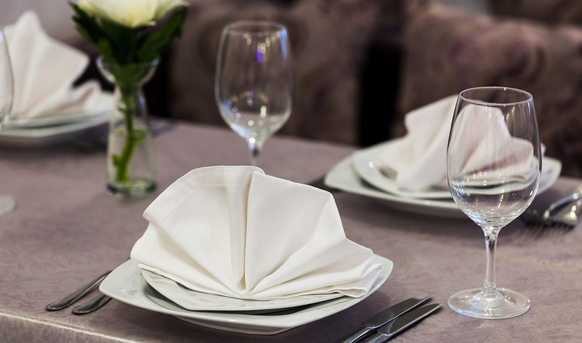 Посуда на столах в ресторане – автобусные экскурсии от 1700 рублей