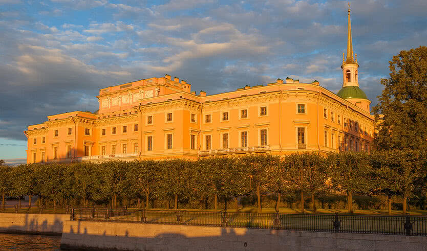 Инженерный замок в свете вечернего июньского солнца – водные экскурсии по рекам и каналам