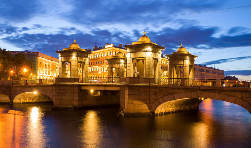 Старинный мост Ломоносова в ночной подсветке – водные экскурсии по рекам и каналам