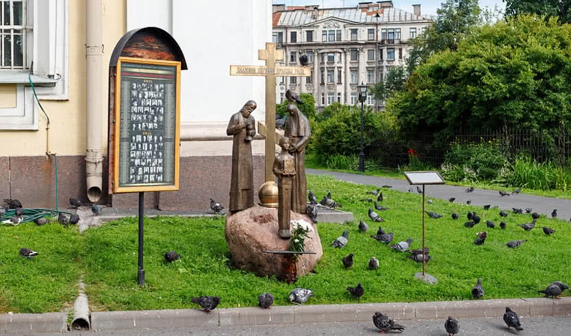 Скульптура у Князь-Владимирского собора – интерьерные экскурсии