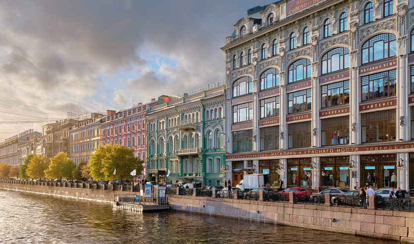 Здание универмага на набережной – пешеходные экскурсии от 900 рублей