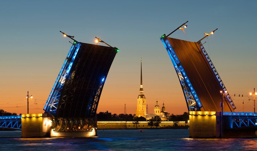 Петропавловский собор в створе разведенного Дворцового моста – туры в СПб от 6190 рублей 