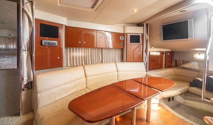 Катер внутри – аренда катера в СПб от 29000 рублей