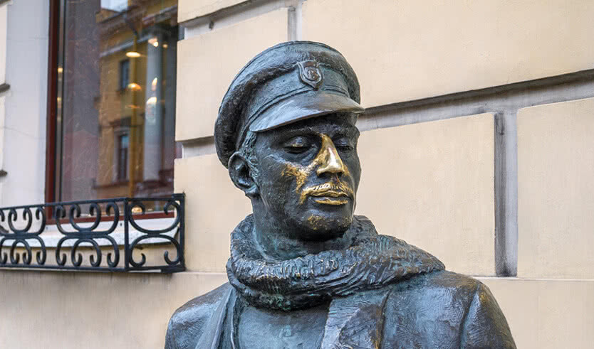 Скульптура героя романа Ильфа и Петрова Остапа Бендера – выпускные вечера для 4 класса от 1700 рублей