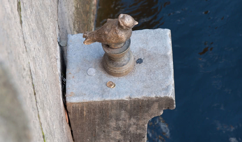 Памятник Чижику-Пыжику на набережной реки Фонтанки – выпускные вечера для 4 класса от 1700 рублей