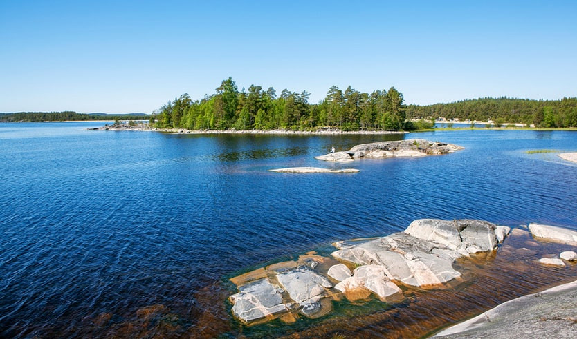 Скалистый берег острова Койонсаари – туры в Карелию от 10250 рублей