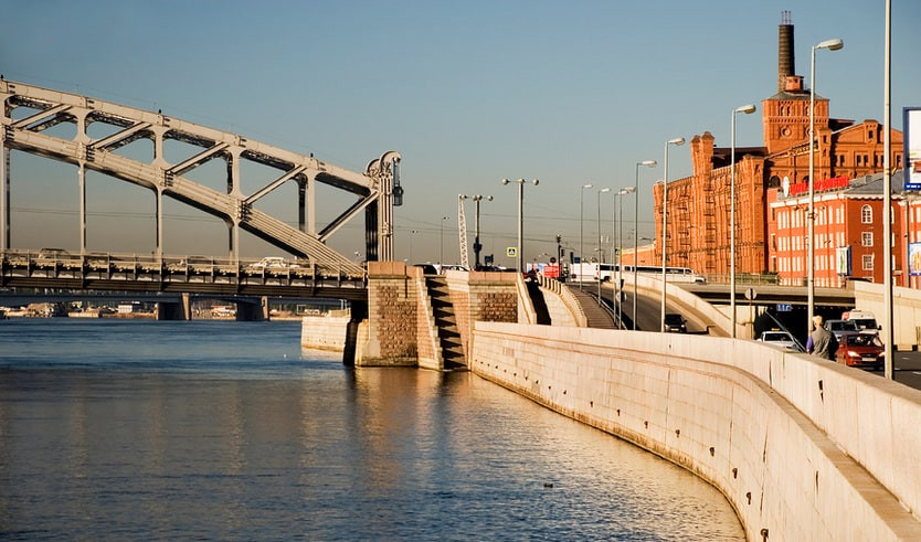 Смольная набережная – пешеходные экскурсии от 1600 рублей