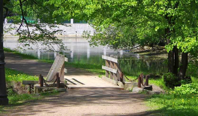 Пешеходный мост через канал в парке Екатерингоф – пешеходные экскурсии от 1100 рублей