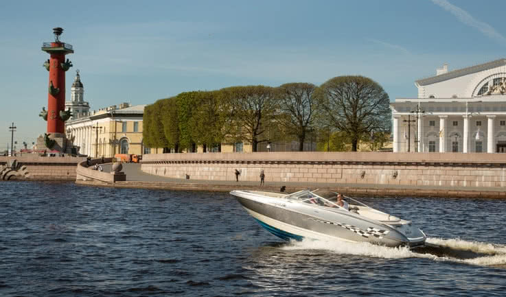Катер на фоне Ростральной колонны – аренда катера в СПб от 9500 рублей