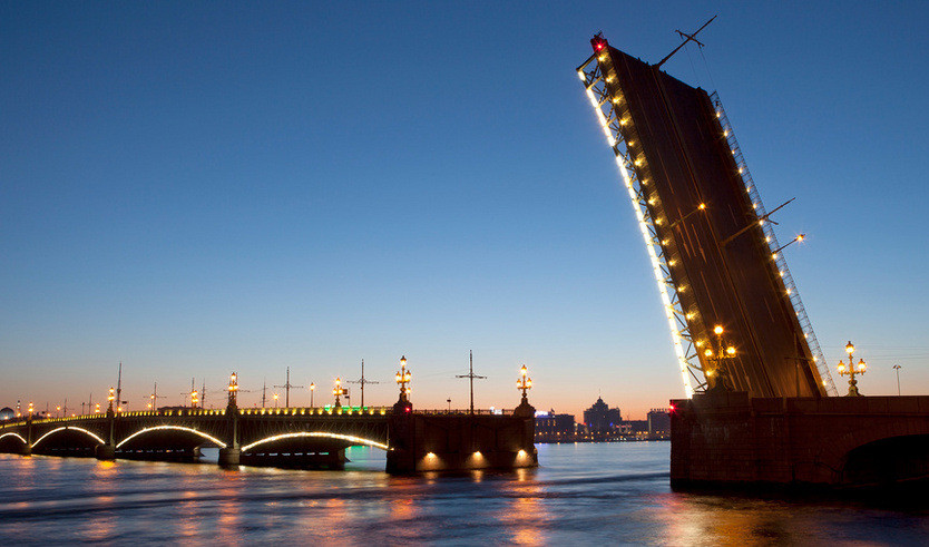 Санкт-Петербург. Разведенный Троицкий мост – водные экскурсии по рекам и каналам от 1750 рублей