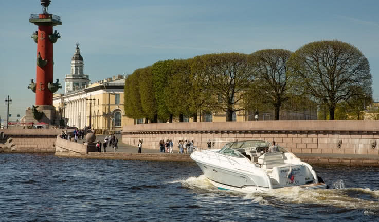 Катер на фоне Ростральной колонны  – аренда катера в СПб от 20000 рублей