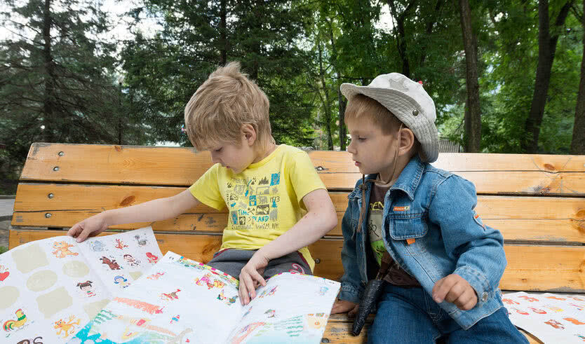 Дети сидят на лавочке – выпускные вечера для 4 класса от 4700 рублей