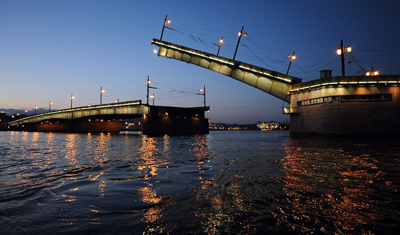 Музыка разведенных мостов: ночная водная прогулка