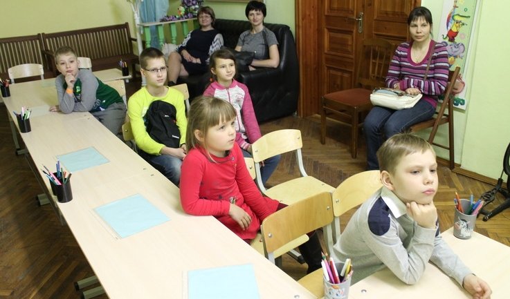 Дети слушают рассказчика – сборные экскурсии для школьников в Санкт-Петербурге от 950 рублей Дети слушают рассказчика – сборные экскурсии для школьников в Санкт-Петербурге от 950 рублей