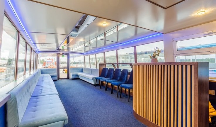 Закрытая верхняя палуба – аренда теплохода в СПб от 18000 рублей