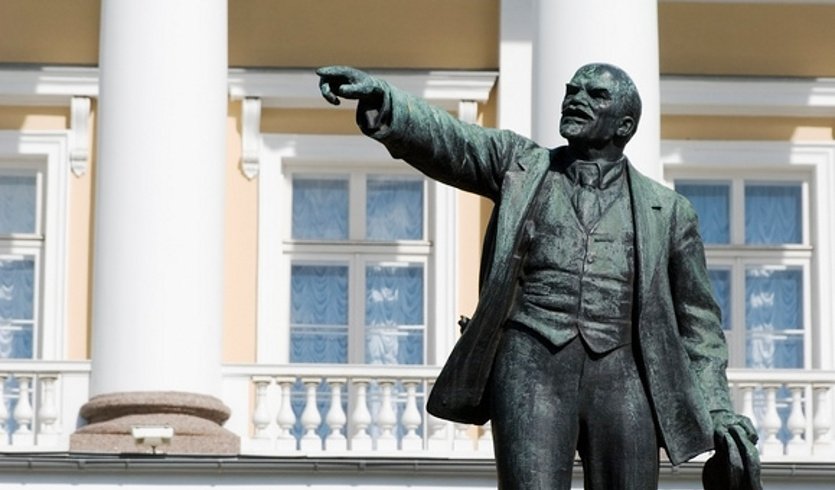 Памятник В. И. Ленину у Смольного — Экскурсии и программы для детей от 400 рублей
